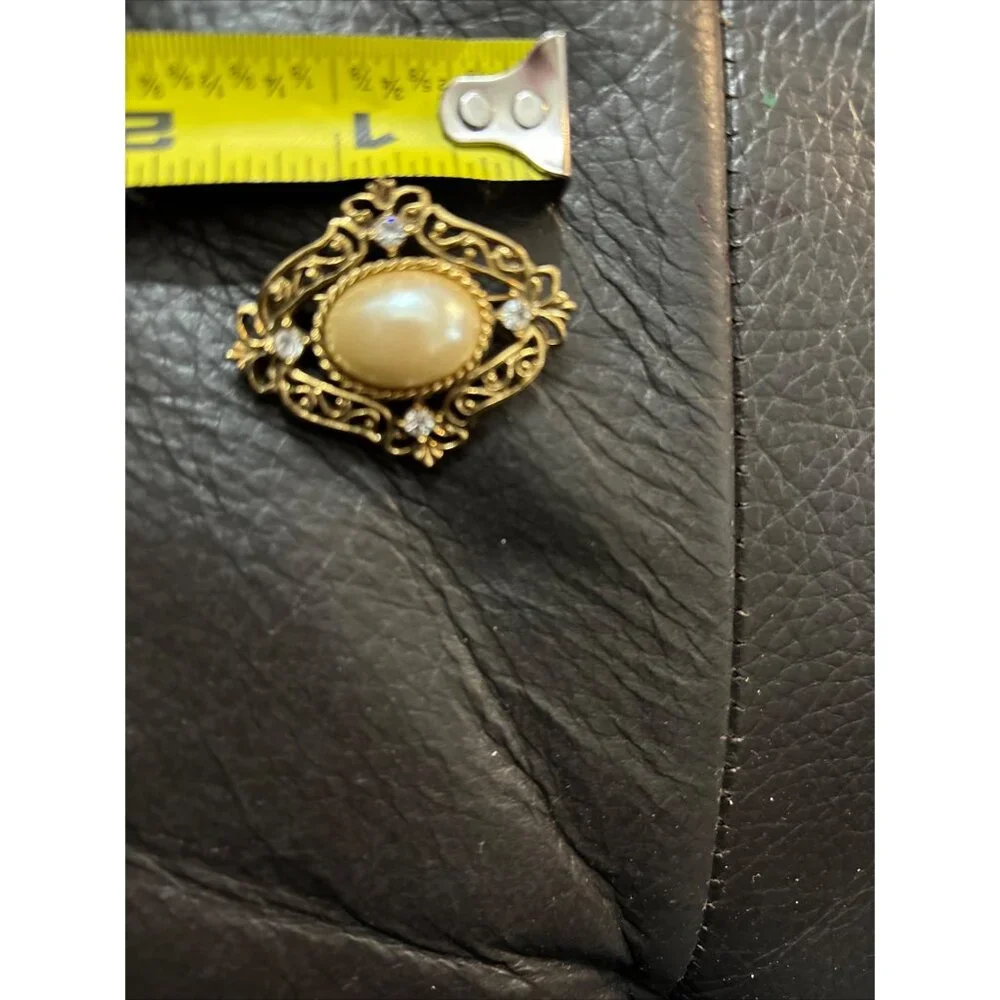 1928 Vintage Gold Tone Clear Rhinestone Faux Pearl‎ Cabochon Ornate Brooch Pin